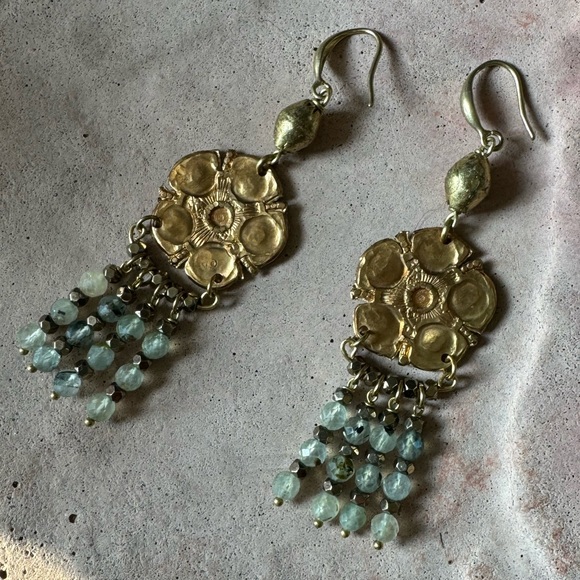 Handmade vintage floret prehnite gemstone earrings - Picture 3 of 7